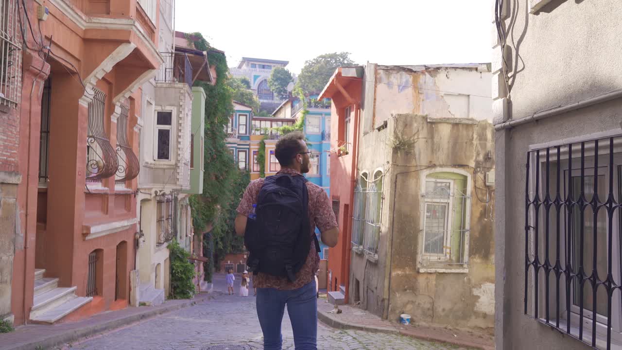 rua histórica de istanbul balt com casas coloridas.