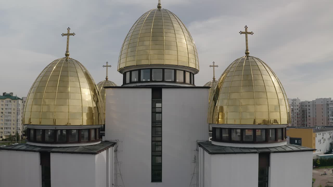 vista aérea de una iglesia blanca con cúpulas doradas