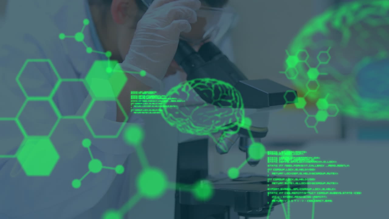 animación del procesamiento de datos sobre una científica caucásica usando un microscopio