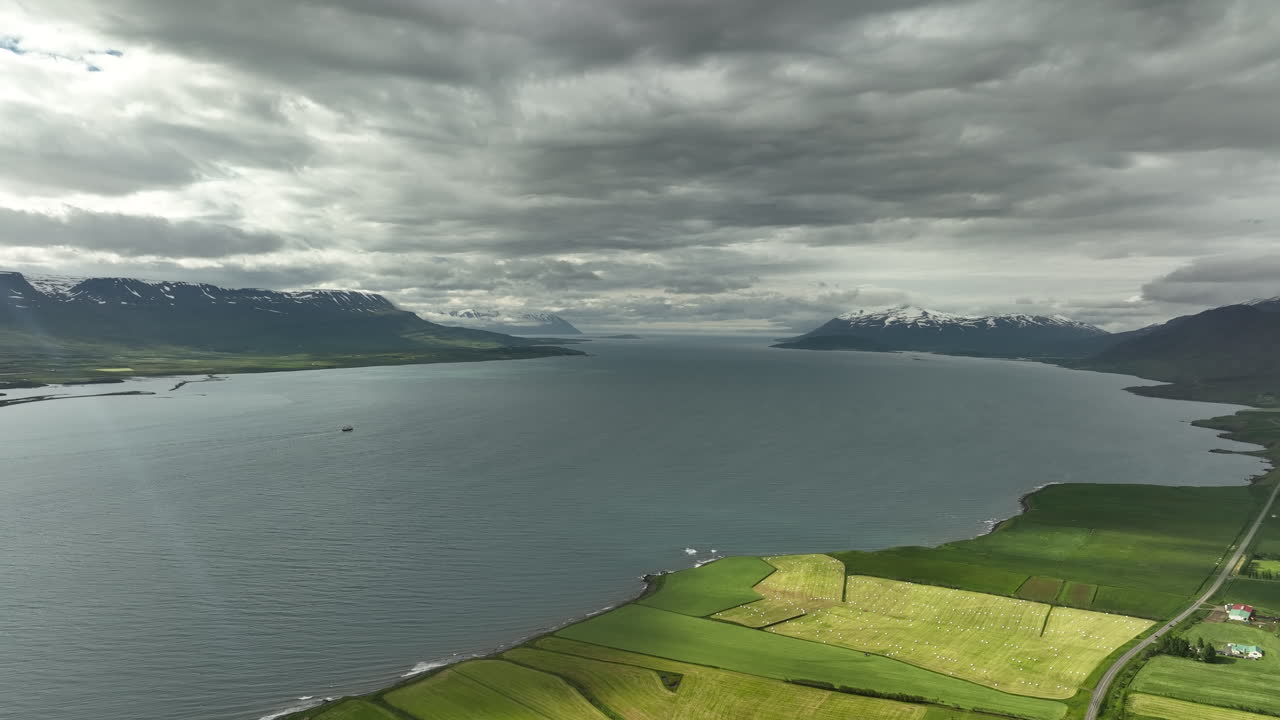 아이슬란드의 북쪽 피오르드 눈 인 산의 농경지 공중 촬영