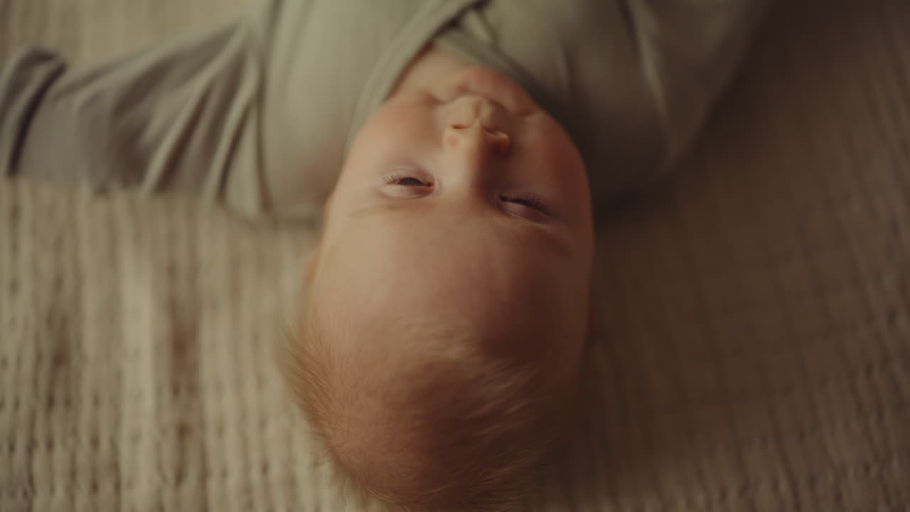 Primo piano di un adorabile bambino su una coperta