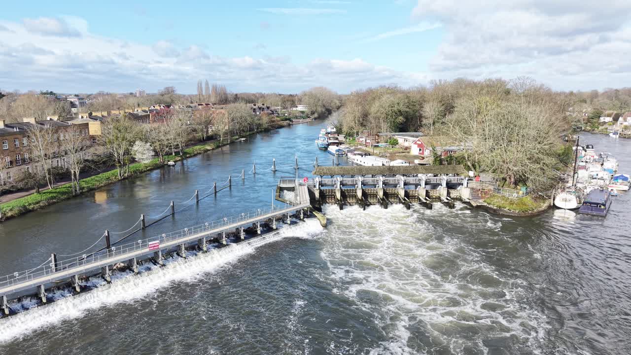 Themse, Molesey Weir Starker Wasserfluss Drohne, Luftaufnahme 4K-Material