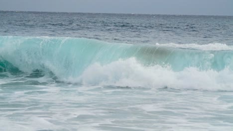 波浪撞擊在暴動的海洋中