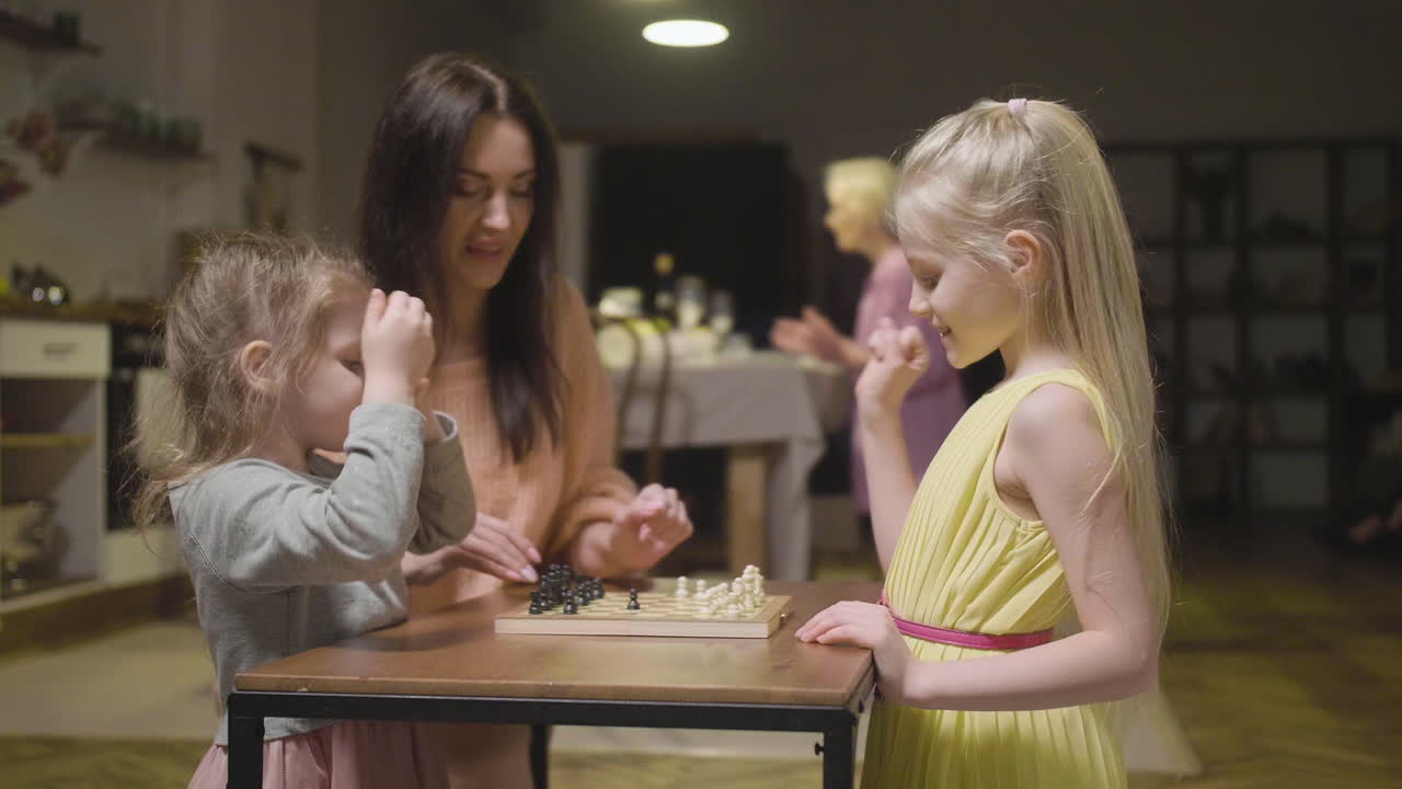 деловая встреча между двумя женщинами и двумя мужчинами в офисе