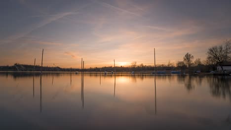 Orangefarbener-Sonnenuntergang-In-Der-Schweiz-Auf-Einem-See-Mit-Booten-Und-Wunderschönen-Spiegelungen-Im-Wasser