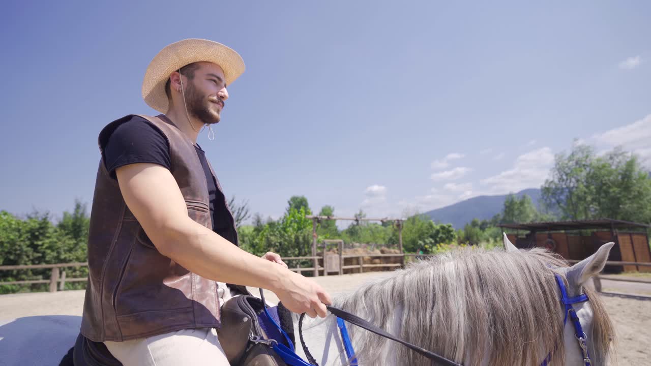 말을 타는 사람.