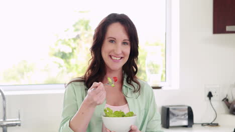 Mujer-Embarazada-Comiendo-Ensalada