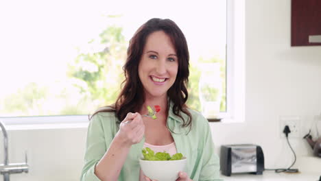 mujer embarazada comiendo ensalada