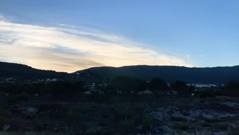 Vista-Panorámica-De-Las-Nubes-Y-El-Amanecer-En-Las-Montañas,-Formación-De-Nubes-Cumulus,-Hermoso-Paisaje-De-Verano