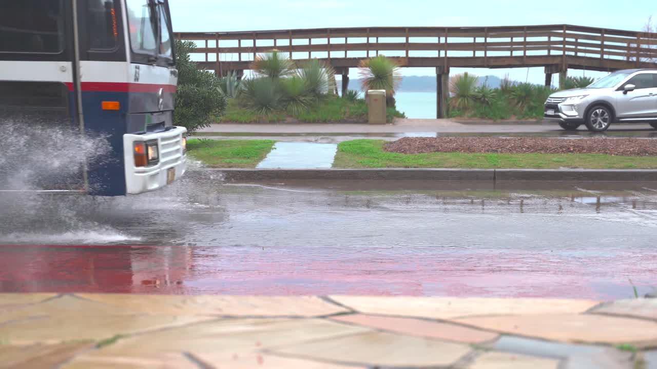 물에 잠긴 도로에서 운전하는 차량과 물을 뿌리는,  ⁇ 드헬드 추적