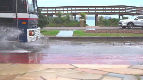 vehículos que conducen por carreteras inundadas y salpican el agua, seguimiento portátil