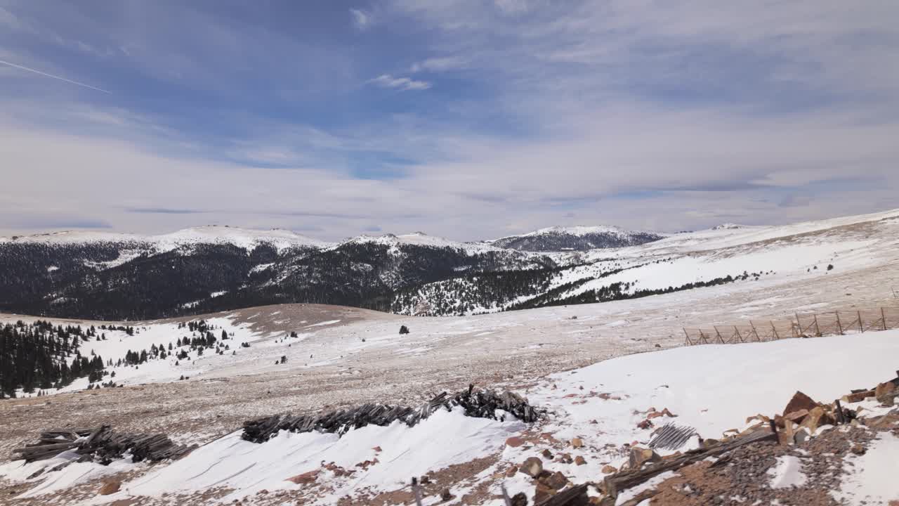 Cordillera nevada a lo largo del ferrocarril de cremallera Broadmoor Manitou y Pikes Peak en Manitou Springs, Colorado, EE. UU. Toma POV.