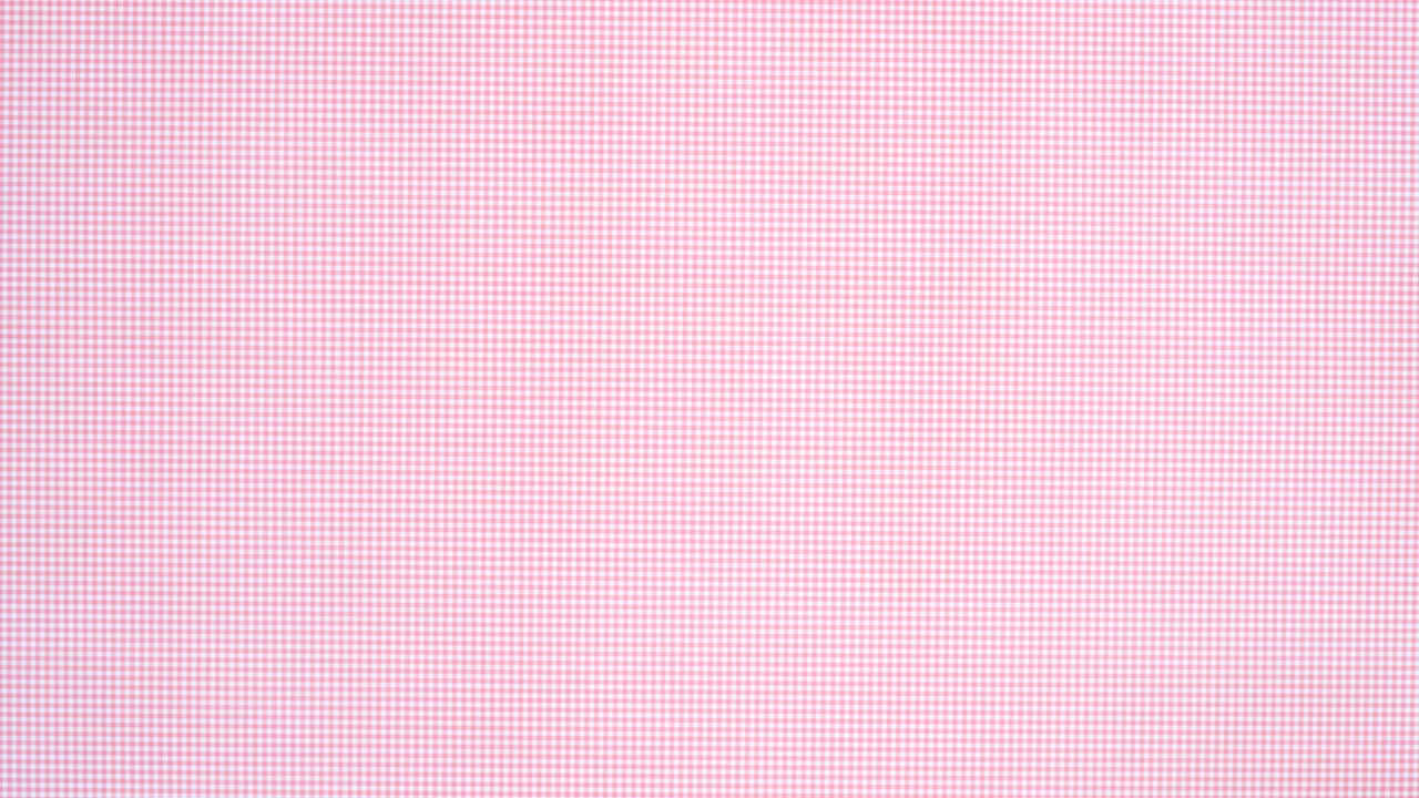 Bageudstyr og friske småkager på venstre og højre side af et pastelrosa tema. Stop motion flat lay