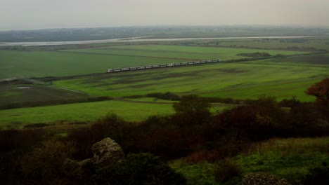 Luftaufnahme-Von-Hadleigh-Castle-Totale-Nach-Dem-Zug,-Der-Hinter-Dem-Baum-Verschwindet-DJI-Mavic-2-Pro-4k