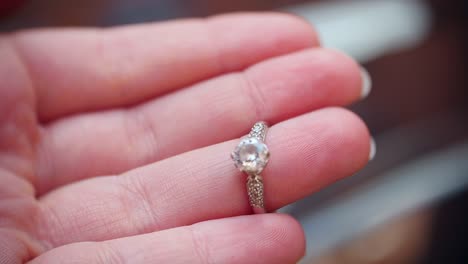 cerca de un elegante anillo de diamantes en el dedo