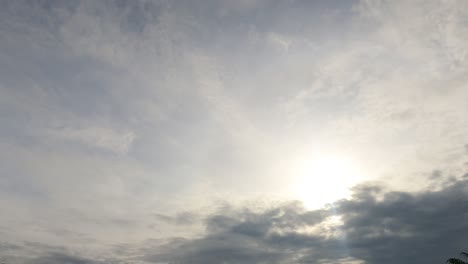 밝은 빛 광선은 극적인 황금 회색 구름을 통해 빛납니다.