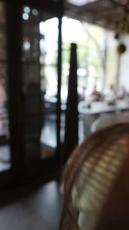 una mujer en un café.