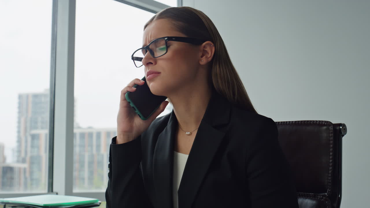 Donna d'ufficio che parla al telefono con un cliente, in primo piano. Manager professionista CEO al lavoro.