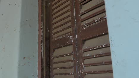 una foto de cerca de una vieja ventana de la casa de maternidad de golbai en karachi, pakistán