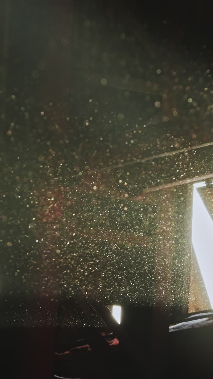 partículas de polvo iluminadas en un espacio oscuro