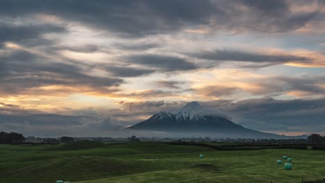 Zeitraffer-Am-Fuße-Des-Berges-Taranaki,-Der-Schwebende-Wolken-über-Dem-Berggipfel-Zeigt