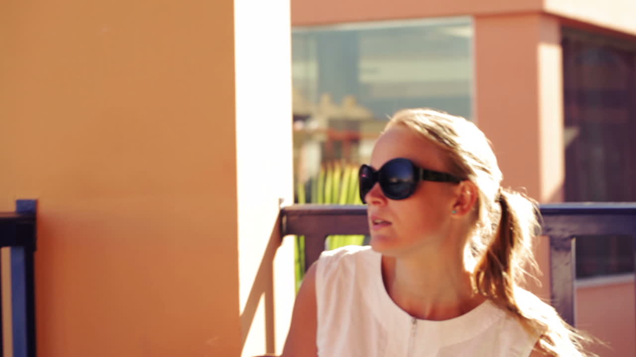 женщина с подкладкой на террасе кафе