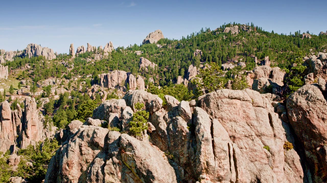 Filmagem cinematográfica de drone mostrando a geologia acidentada perto das Black Hills da Dakota do Sul