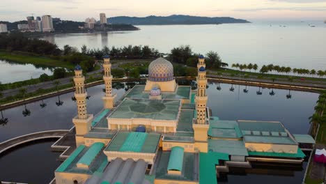 mezquita de la ciudad de kota kinabalu en sabah, borneo, malasia