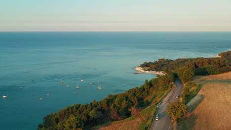 Luftdrohnenansicht-Der-Adriatischen-Küste-In-Den-Marken,-Italien