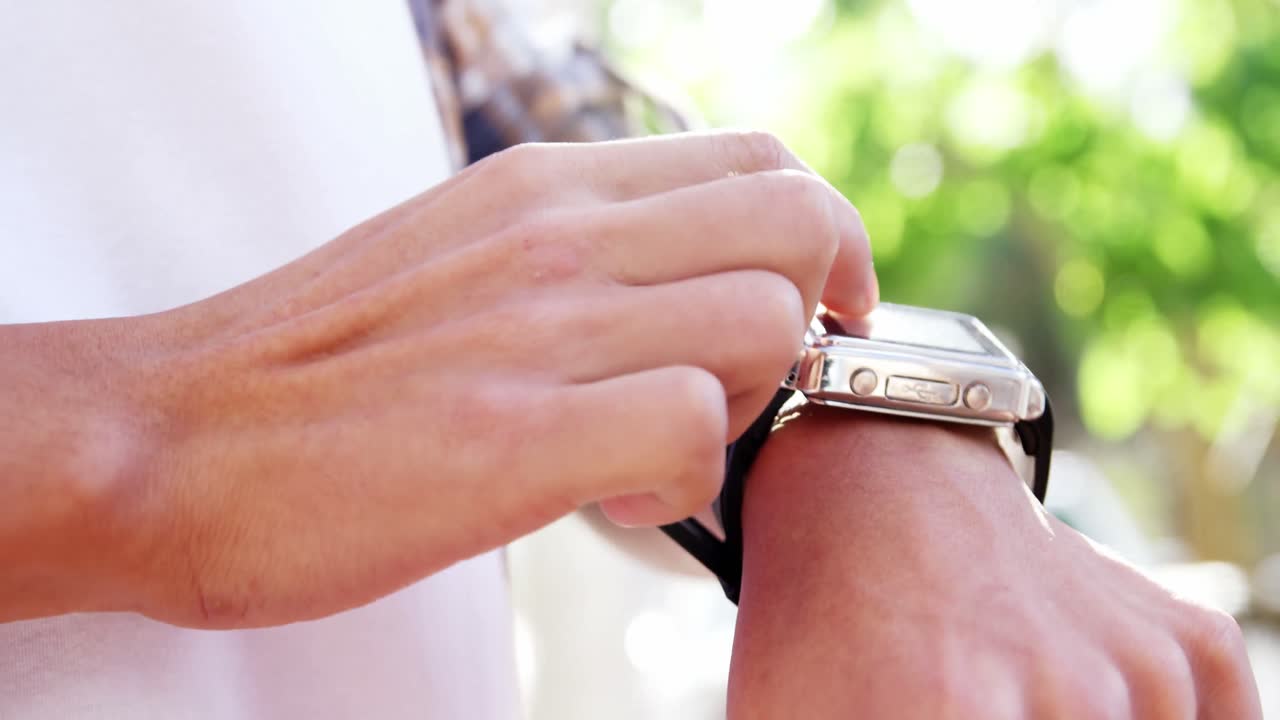 primer plano del toque de la mano en el reloj inteligente