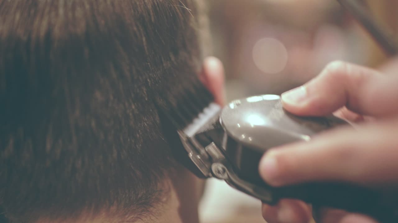 Parrucchiere che taglia i capelli. Taglio di capelli da uomo. Taglio da barbiere. Acconciatura da uomo.