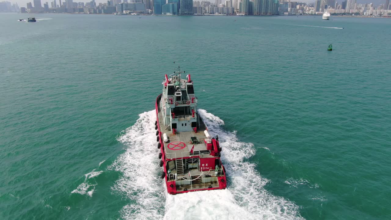pequeño barco de suministro en alta mar rugiendo a través de la bahía de hong kong, vista aérea