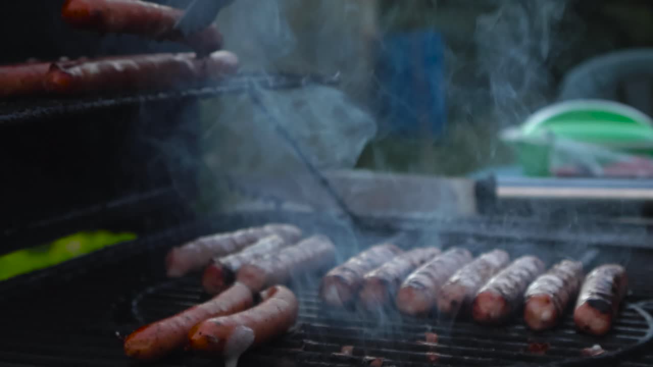 imágenes en movimiento lento de salchichas a la parrilla en 4k