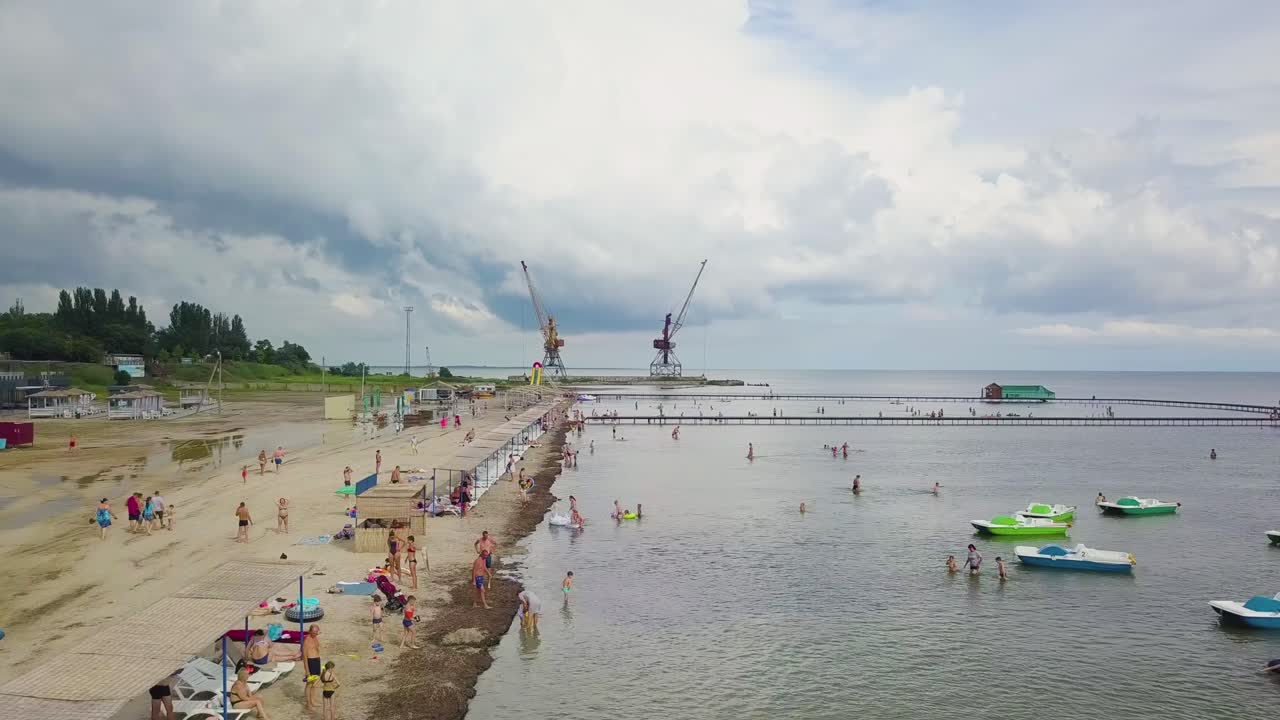 우크라이나 호르리, 2021년 7월 8일 - 해변에서 수영하는 사람들