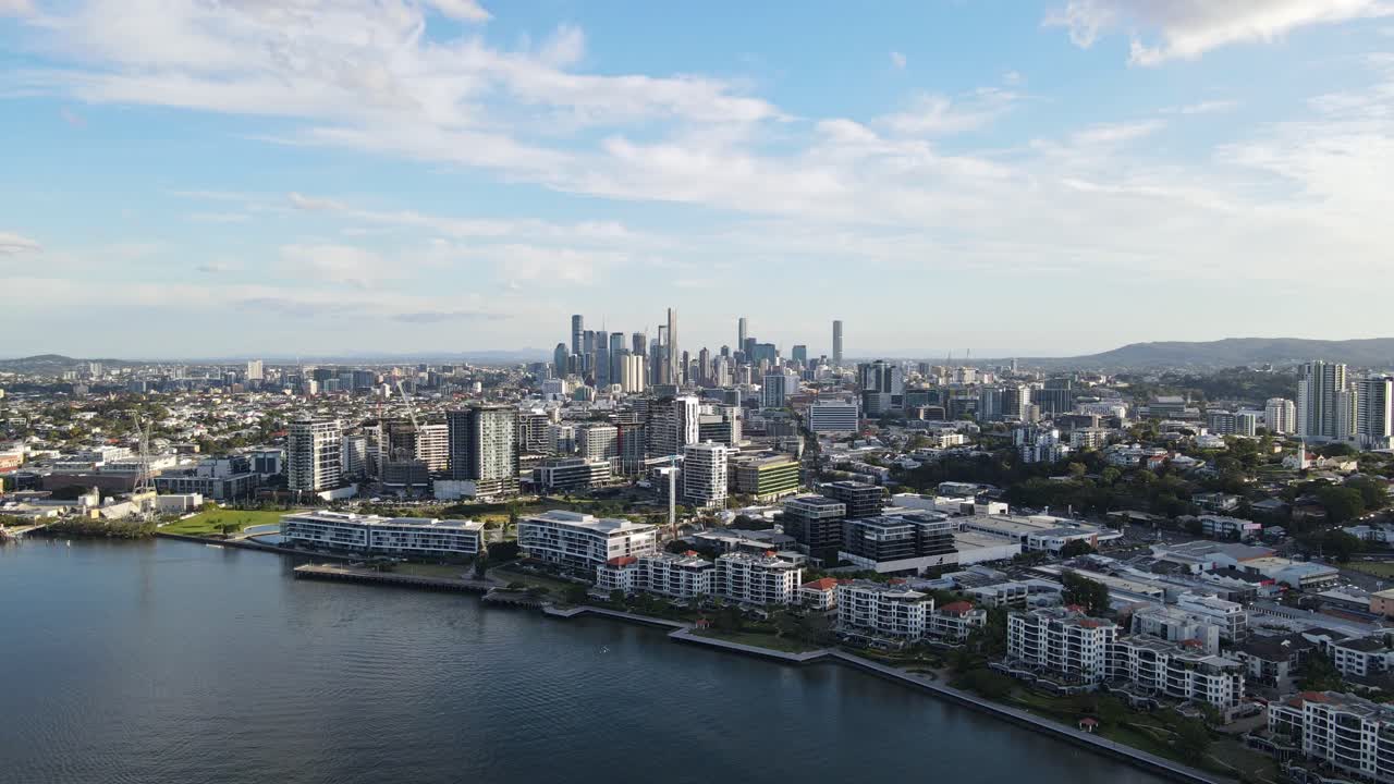 Grattacieli accanto al Waterfront Park e di fronte al fiume Brisbane nel sobborgo di Newstead, QLD, Australia.