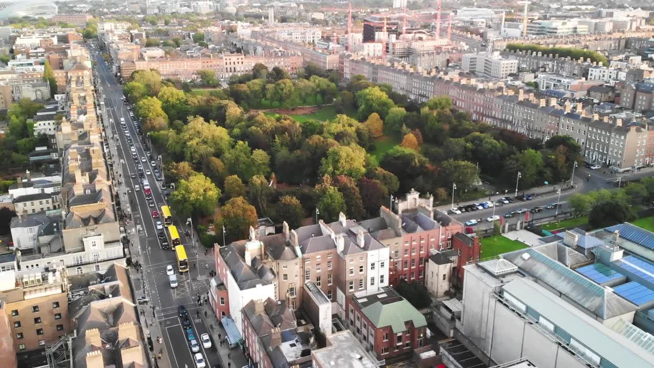Merrion Meydanı Şehir Parkı ve Dublin şehir manzarası, Aviva Stadyumu ve ufukta kıyı şeridi. Drone.