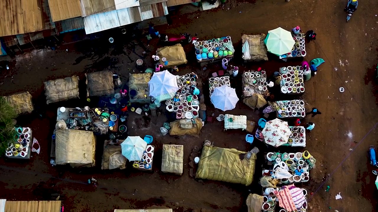 Pemukiman pedesaan di Kenya, seperti desa/permukiman Kibera dan Soweto, dengan jalanan dan pasar yang buruk di Kenya