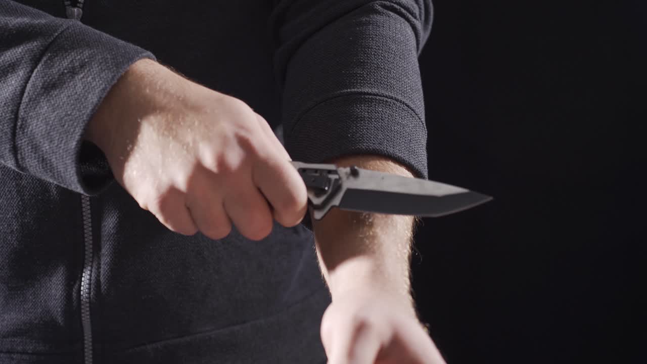 자살하는 것, 칼로 자르는 것.