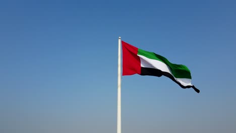 cámara lenta: bandera nacional de emiratos árabes unidos ondeando en el viento, 4k uhd