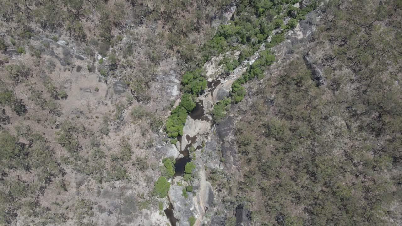 vista de arriba hacia abajo del parque de conservación de la colina desnuda en queensland, australia - toma aérea de drones