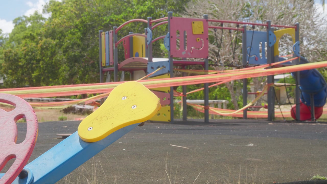 Parco giochi per bambini abbandonato e fatiscente in una città regionale australiana. Temi di declino rurale, difficoltà economiche, cambiamento demografico, abbandono della comunità e infrastrutture obsolete. Clip 2.