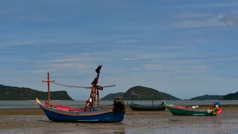 Los-Barcos-De-Pesca-Que-Amarran-En-La-Marea-Baja-Generalmente-Se-Ven-Como-Parte-De-Un-Romántico-Paisaje-Marino-Provincial-Del-Parque-Nacional-Khao-Sam-Roi-Yot,-Prachuap-Khiri-Khan,-En-Tailandia