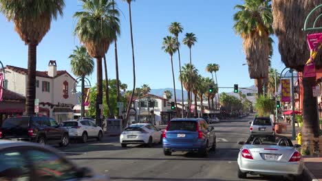 Gute-Aufnahme-Von-Palm-Canyon-Drive-Und-Verkehr-In-Der-Innenstadt-Von-Palm-Springs-Kalifornien-Ca