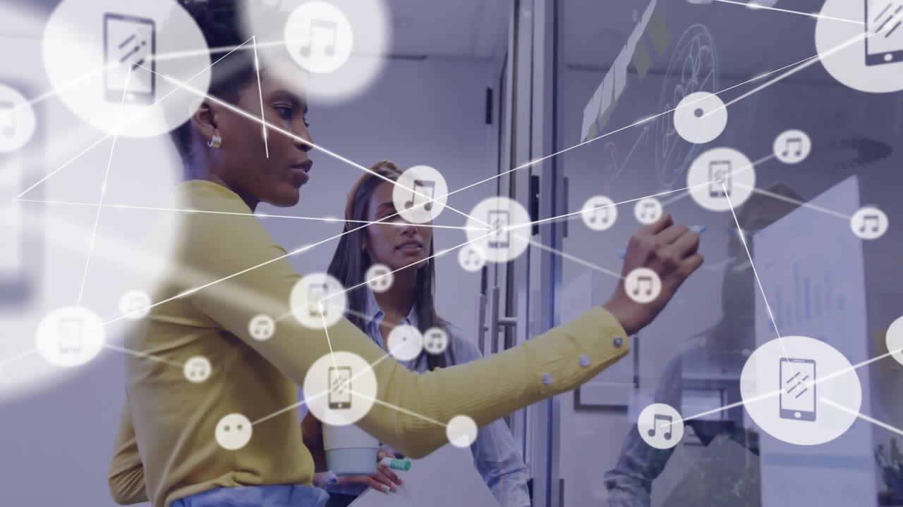 animación de la red de conexiones entre diversos colegas de tormenta de ideas en la oficina