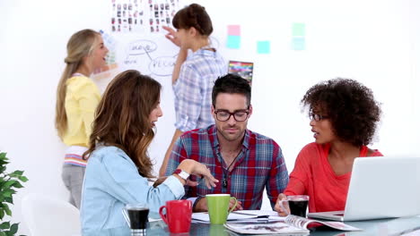 equipo de diseñadores haciendo una lluvia de ideas en su oficina