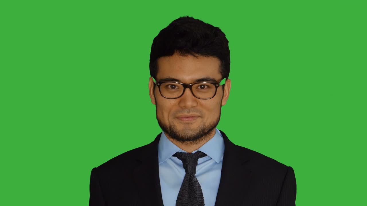 joven asiático aislado en el fondo de la pantalla verde. retrato de un hombre de negocios que representa ideas de estrategia de negocios. fotografía de estilo de vida profesional.