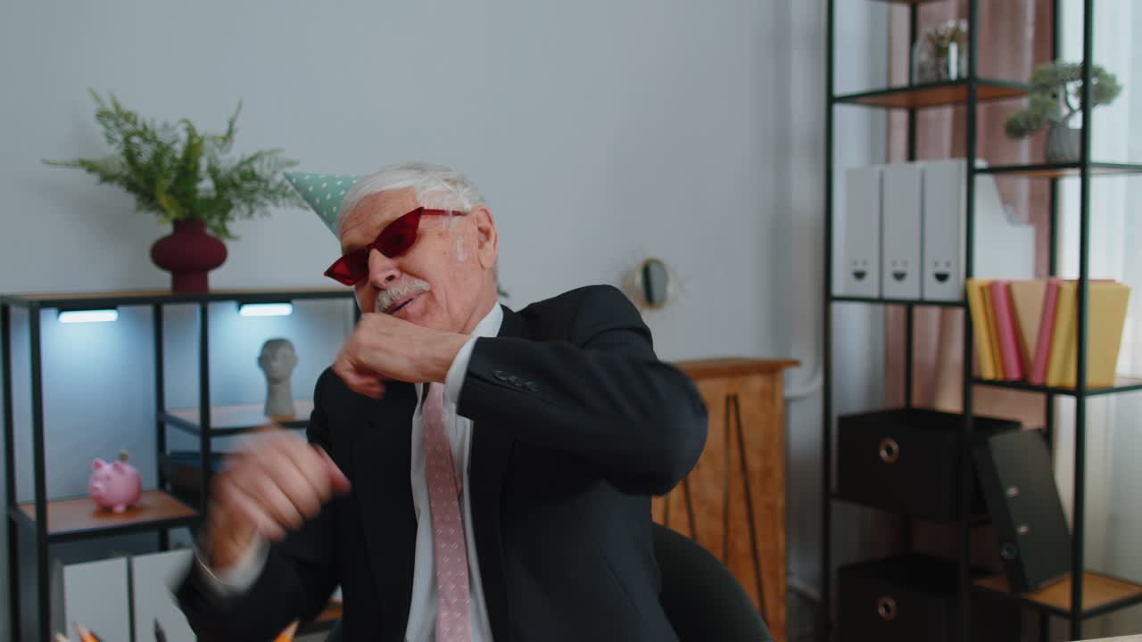 행복한 상급 사업가, 승리의 춤, 주말을 축하하는 춤, 휴가, 성공, 사무실에서 승리