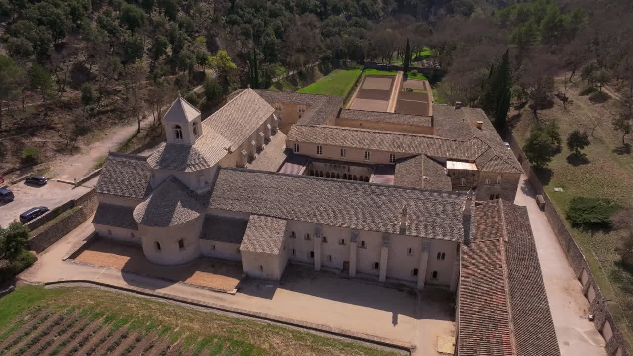 Vista aerea dei motivi delle coltivazioni di lavanda che conducono all'Abbazia di Sénanque