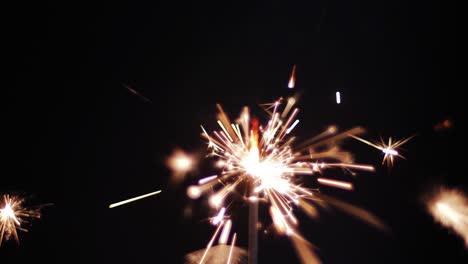 fuego de bengala en fondo negro, quemando chispas de luz en la celebración de video clip imágenes de stock.