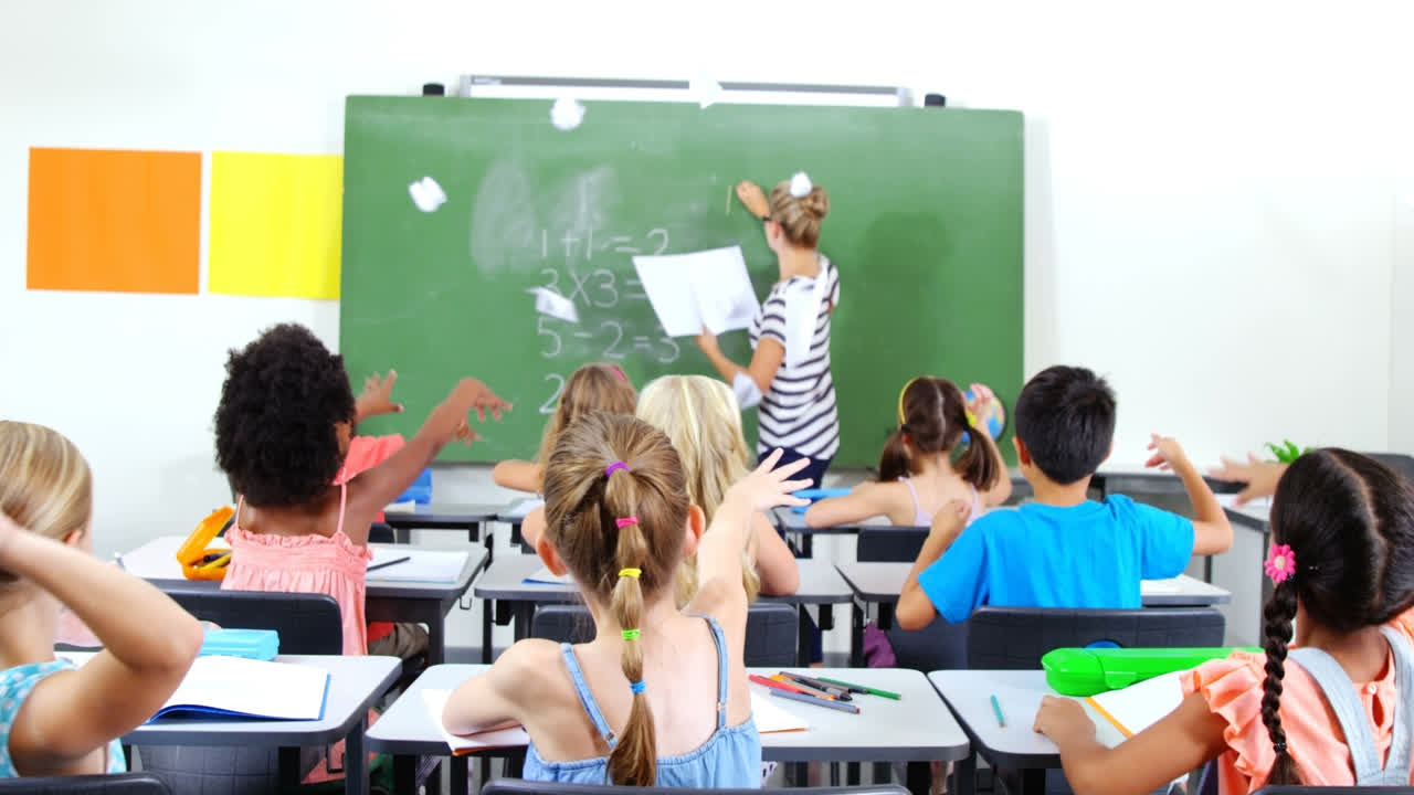 niños de la escuela lanzando bolas de papel a la maestra en el aula.